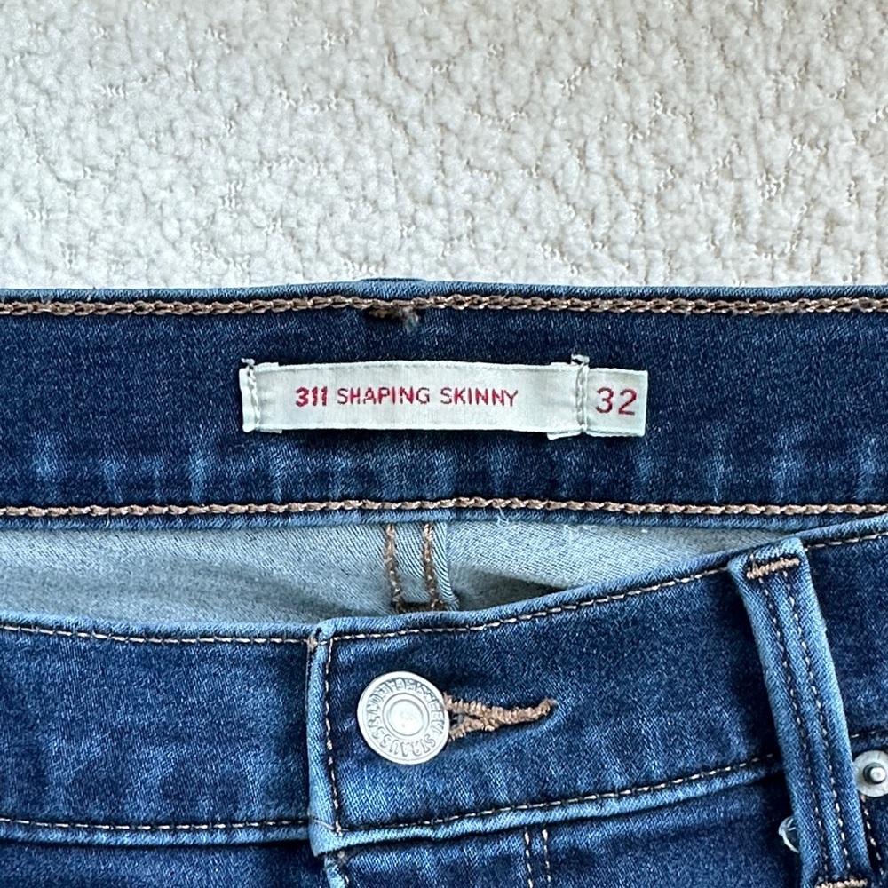 EUC Levi's Women's 311 Shaping Skinny Jeans - Dark Blue Wash / Size 32 - Picture 2 of 7